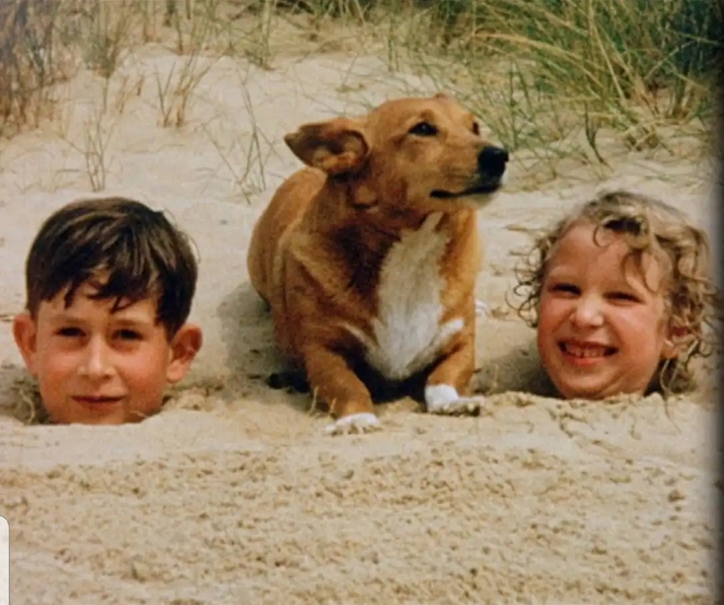 1957_prince_charles_and_princess_anne_play_in_the_sand_with_a_corgi_at_holkham_beach_masolata.jpg