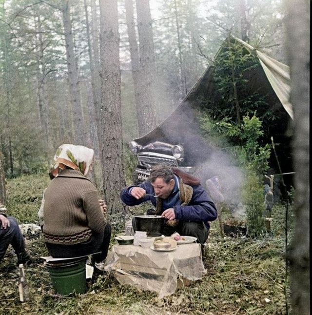 1962_yuri_gagarin_during_a_picnic_in_the_forest_cr_masolata.jpg