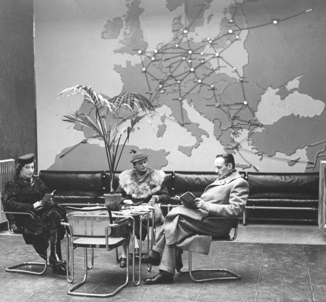 1935_korul_people_waiting_at_the_airport_in_warsaw.jpg