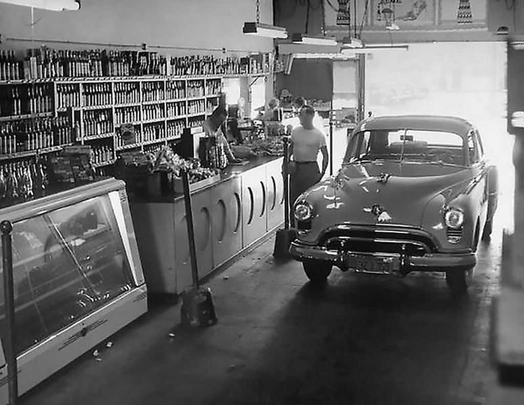 1949_drive-in_liquor_store_los_angeles.jpg