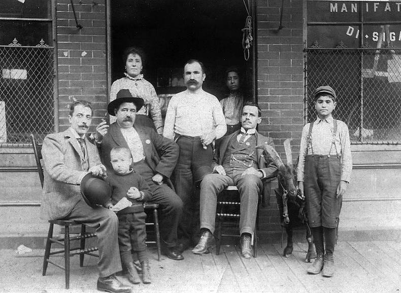 1915. Giosue Gallucci Kelet-Harlem első maffiacsaládjának feje. A nápolyi camorra tagja, aki kicsíny birodalmát futtatta a szicíliai maffia szomszédságában, velük egyetértésben..jpg