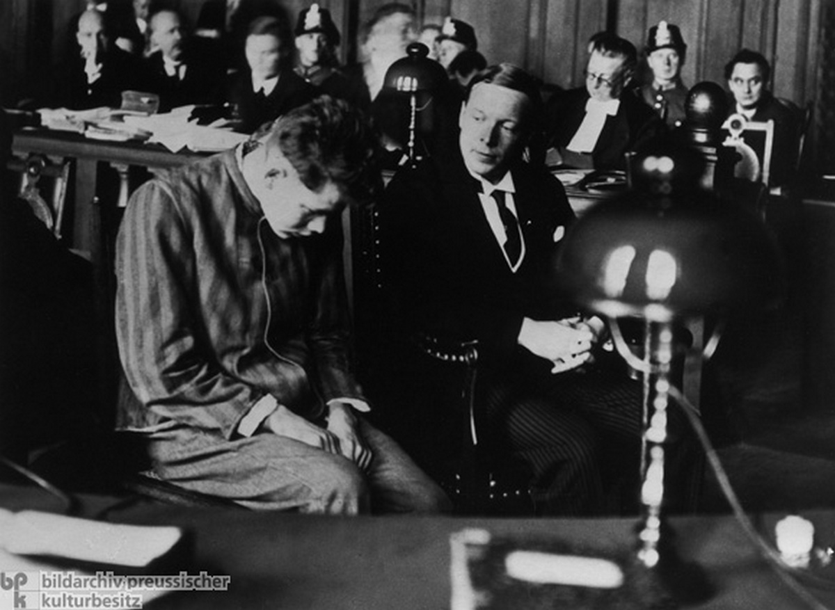 1933. Marinus van der Lubbe tárgyalása. A Reichstag felgyújtásának vádjával ültették a vádlottak padjára. Halálra ítélték és lefejezték. 24 éves volt..jpg