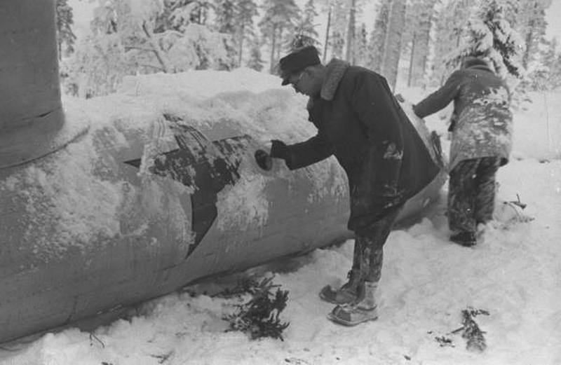 1940. Finnország. Finn katonák egy lezuhant szovjet repülőt vizsgálnak..jpg