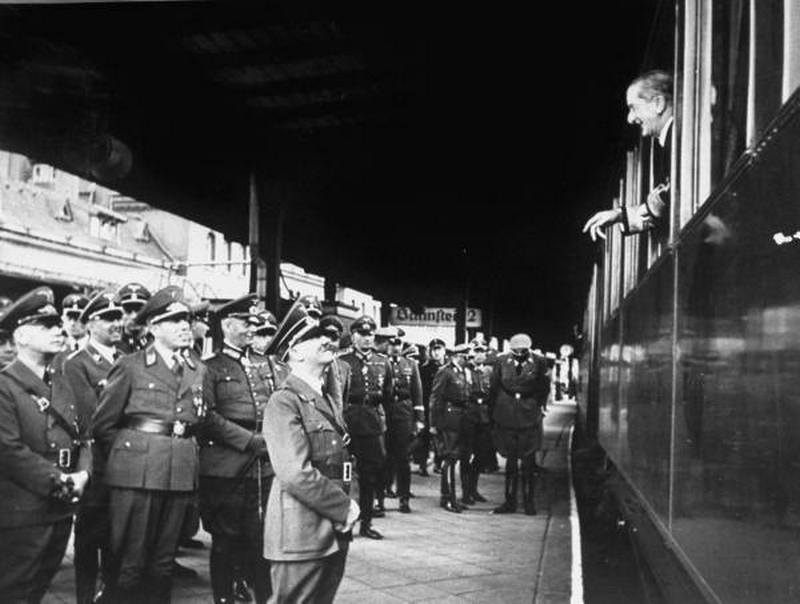 1941. Horthy kormányzó búcsúzik Hitlertől berlini látogatása után..jpg