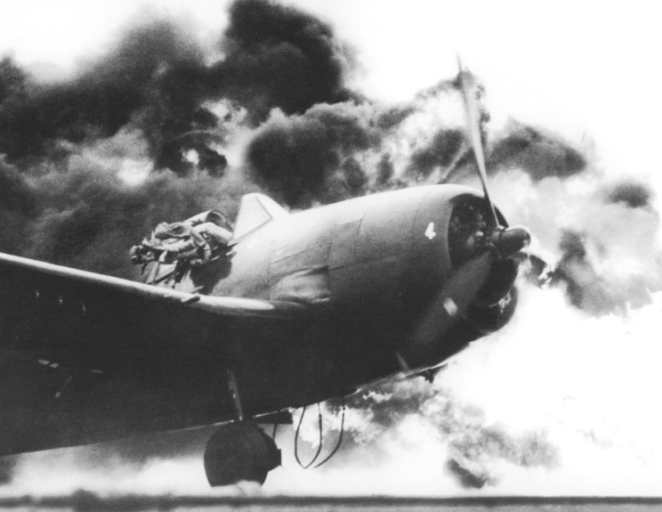 1944. Ens John Fraifogl pilóta menekül égő Hellcat gépéből a Ticondoroga repülőgéphordozón történt leszállása után..jpg