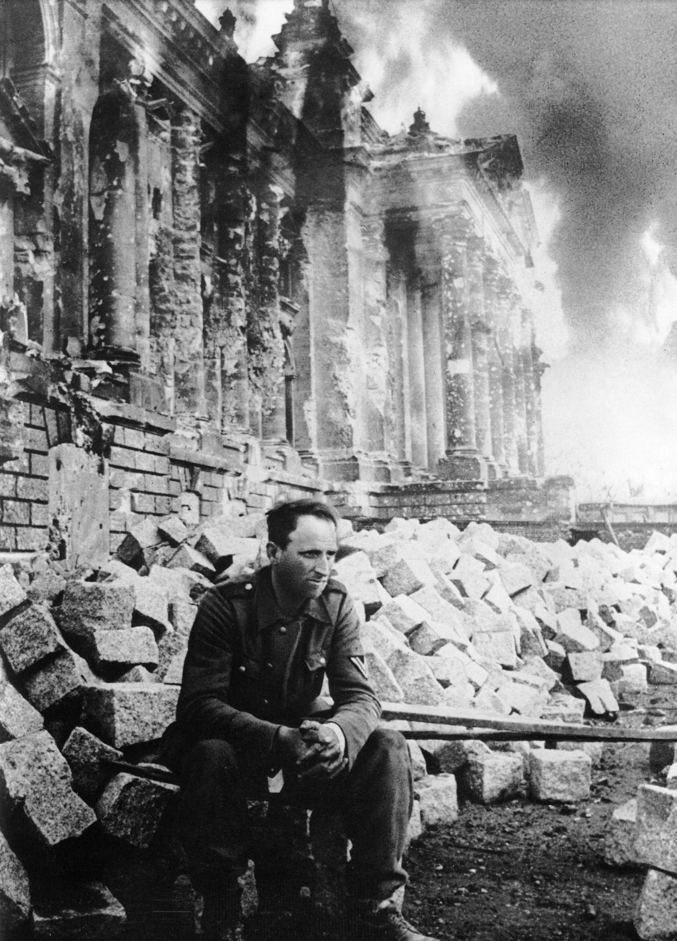 1945. Német katona a lerombolt Reichstag előtt..jpg