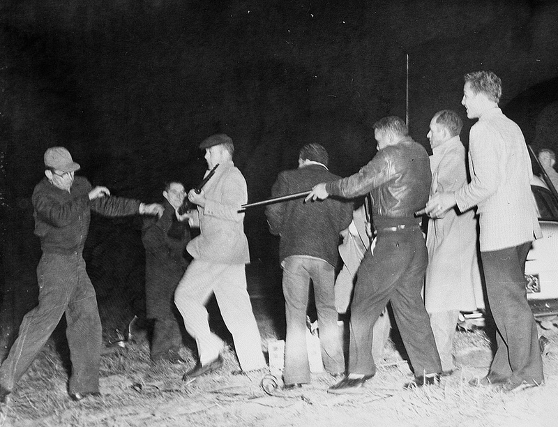 1959. Fehérek (Ku-Klux-Klan) és Robeson megye indiánjai között kirobbant verekedés és lövöldözés Észak-Karolinában..jpg
