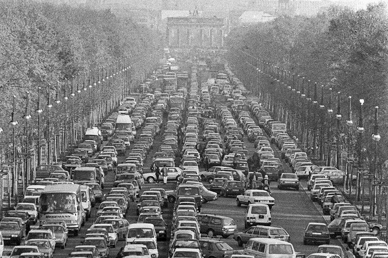 1990. Berlin. Az NDK állampolgárai elönzönlötték az utakat..jpg