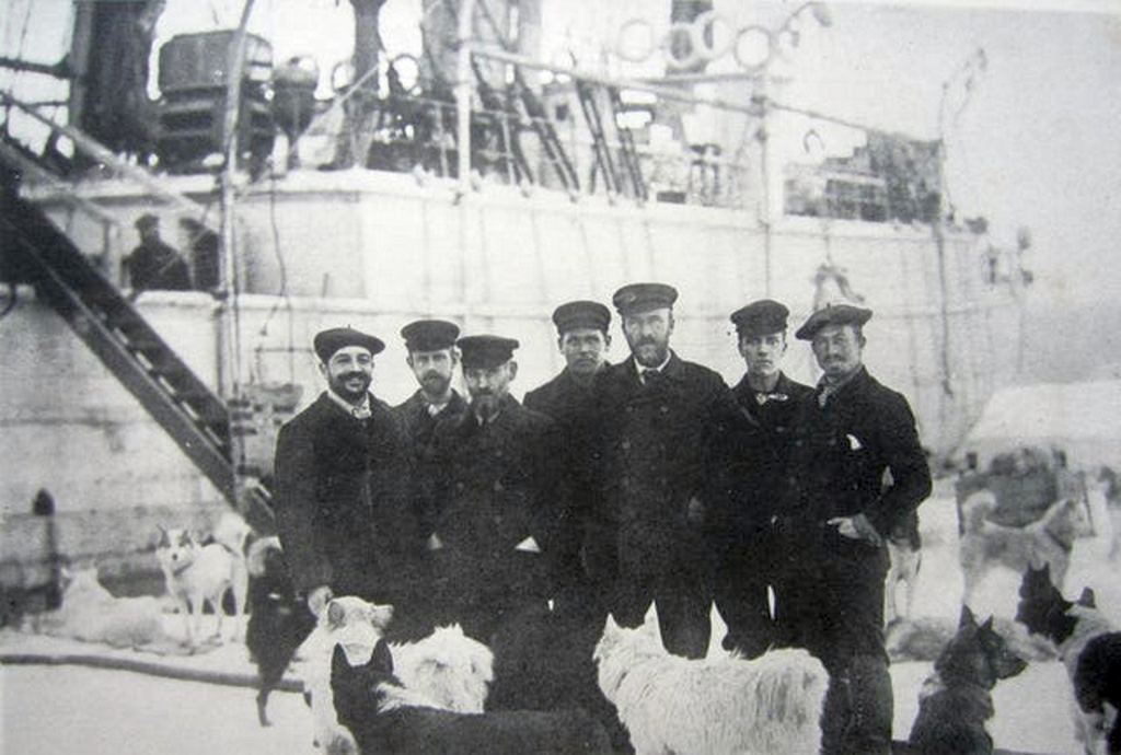 1900_the_staff_of_the_italian_ship_stella_polare_during_the_1900_attempt_to_reach_the_north_pole.jpg