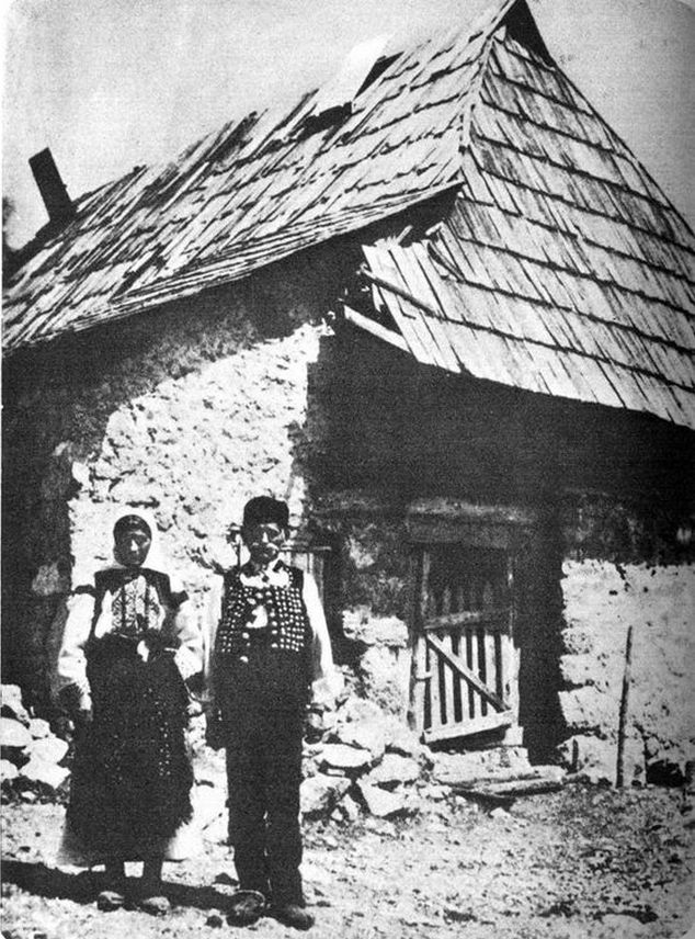 1905_korul_gavrilo_princip_s_parents_if_front_of_their_house_cr.jpg