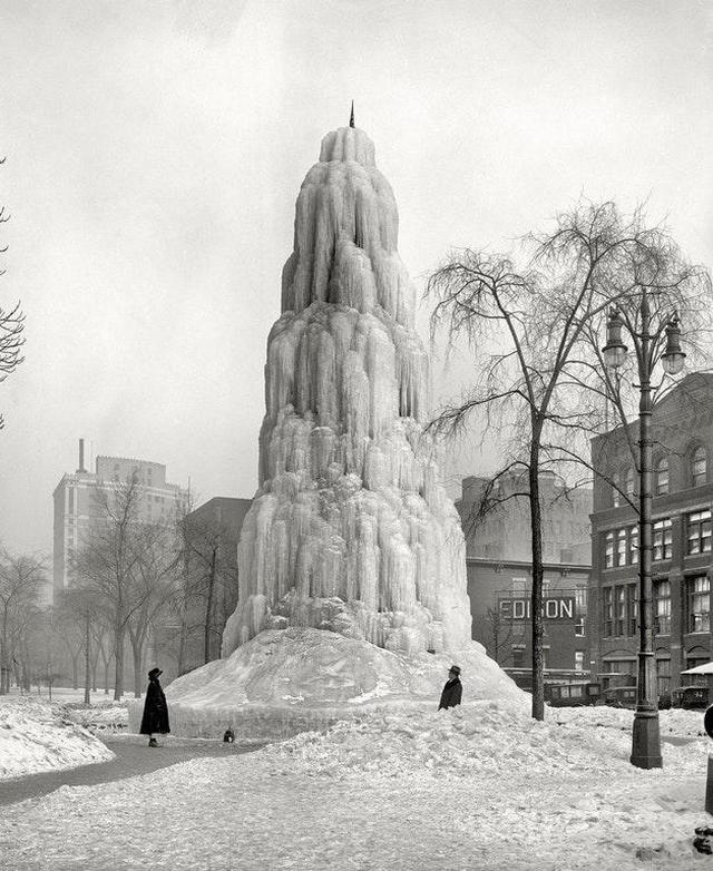 1917_men_observing_fountain_that_froze_solid_in_detroit.jpg