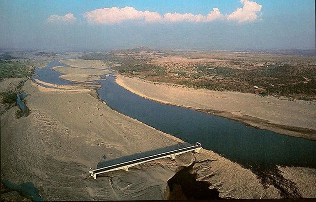 1998_hurricane_mitch_dumped_75_inches_of_rain_in_honduras_that_changed_the_course_of_the_choluteca_river_so_that_it_no_longer_ran_under_this_bridge.jpg