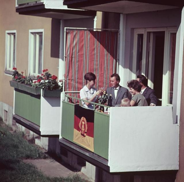 1963_kelet-nemet_csalad_uj_lakasuknak_az_erkelyen_berlinben.jpeg