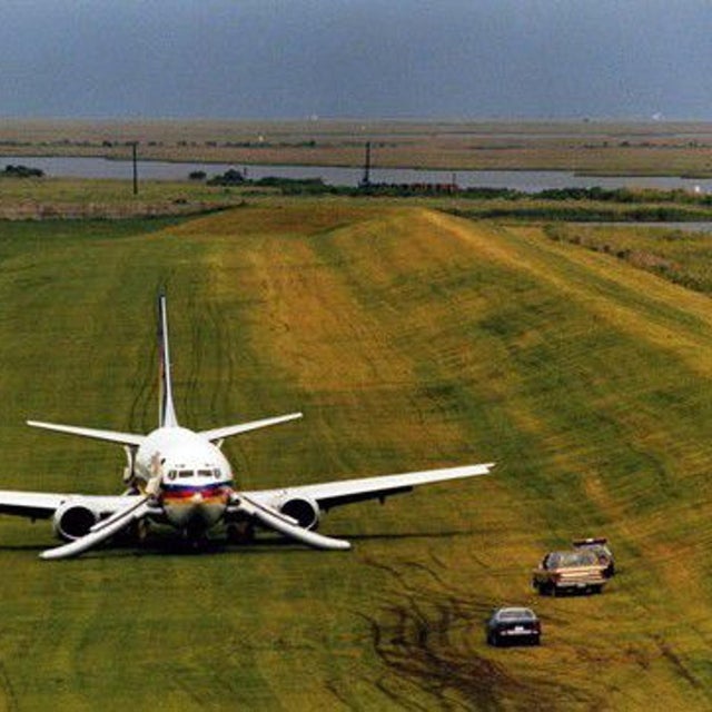1988_majus_24_taca_flight_110_after_conducting_an_emergency_landing_on_a_new_orleans_levee.jpg