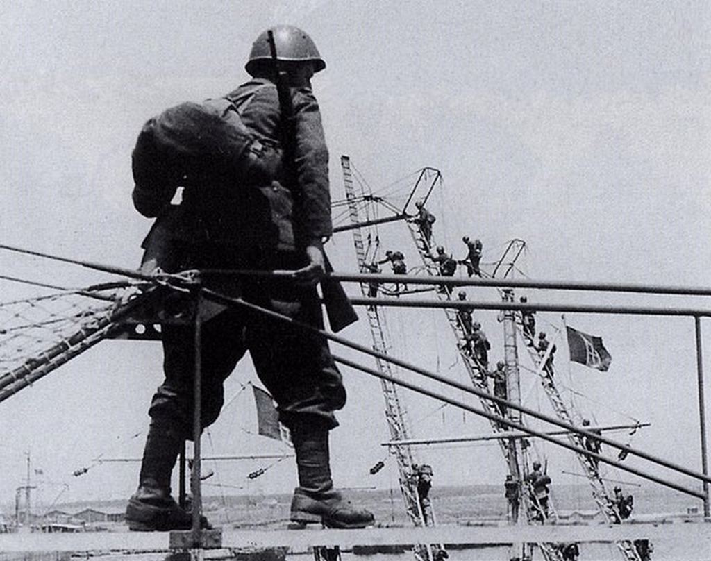 1942_italian_troops_training_for_the_planned_invasion_of_malta_the_ladders_were_to_be_used_to_scale_the_cliffs_of_malta.jpg