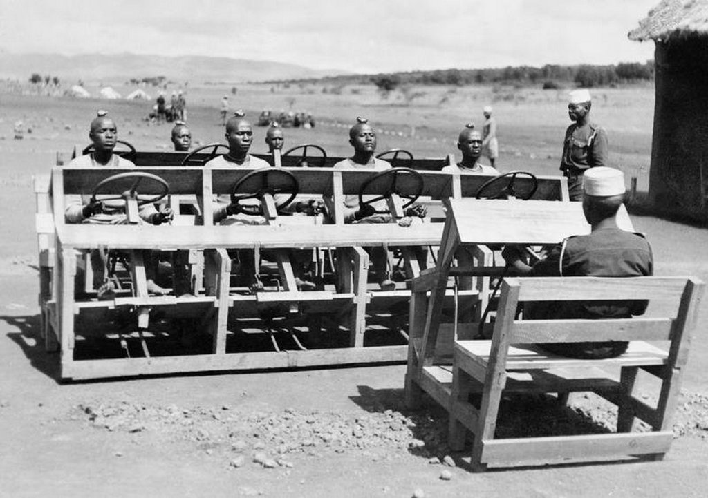 1943_askaris_of_the_king_s_african_rifles_learning_how_to_change_gear_kenya1.jpg