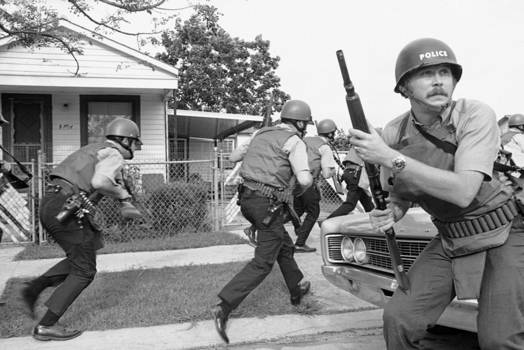 1970_new_orleans_police_officers_try_to_keep_their_heads_down_as_they_move_in_on_a_black_panther_headquarters_during_an_exchange_of_gunfire.jpeg