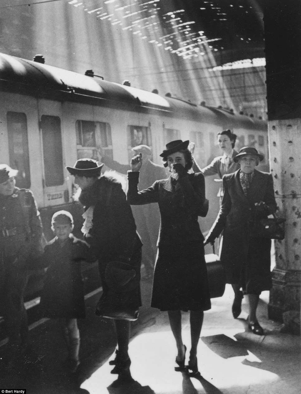 1942. Paddington állomáson, Londonban gyermekeiknek integető anyák. A német bombázások alatt a gyerekek egy részét észak-angliába költöztették befogadókhoz..jpg