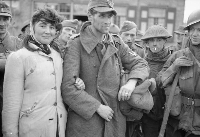 1944. Holland nő férjével (német katona) önként együtt megy a fogságba..jpg