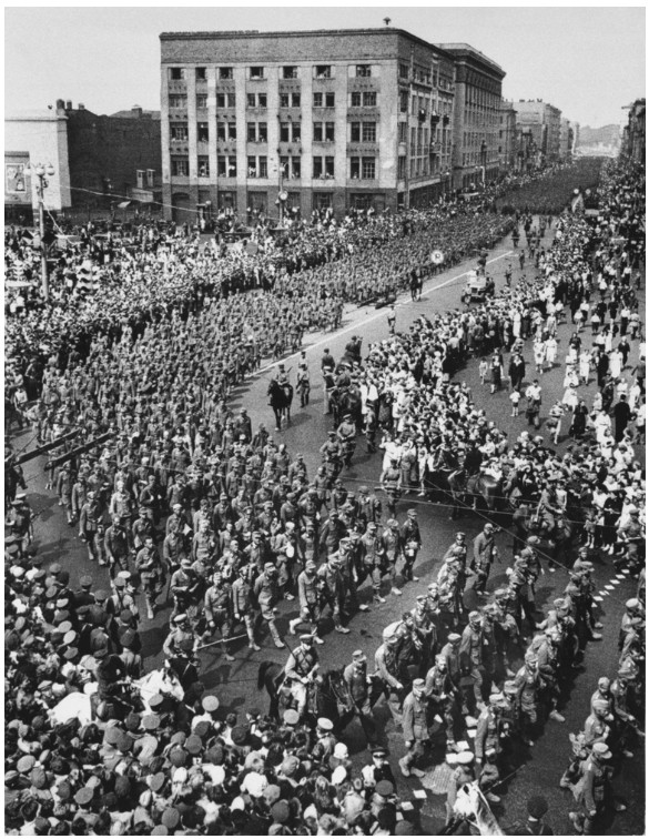 1944. Júliusában a Vörös Hadsereg fölényét demonstrálandó, 57.000 német hadifoglyot vezettek keresztül Moszkva belvárosán..jpg