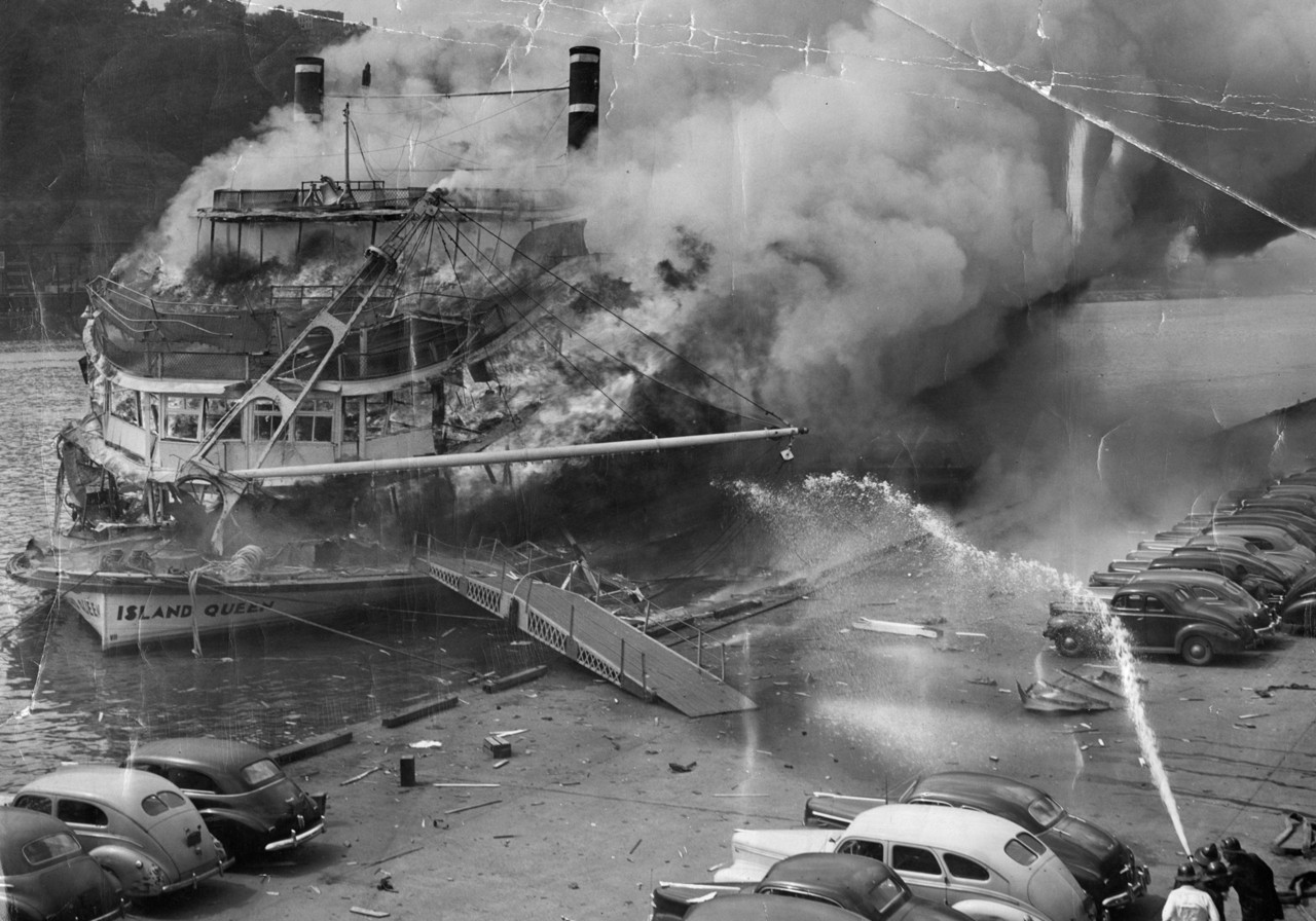 1947. Az ISLAND QUEEN sétahajót tragikus robbanása után oltják a partról. Az utasok nélküli gőzhajó kazánházában keletkezett robbanásban a legénység 28 tagja halt meg..jpg