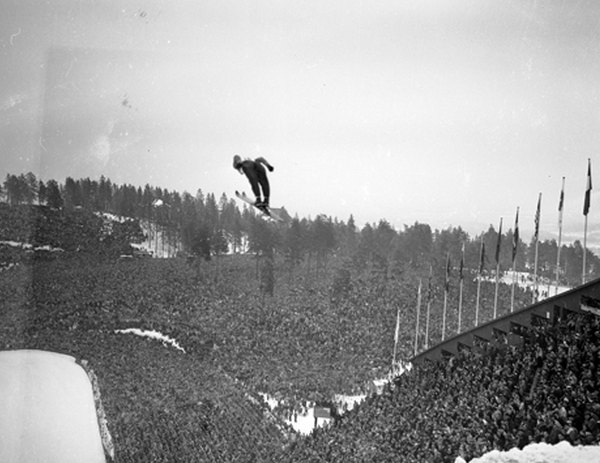 1952. 150 ezren nézik a síugrás olimpiai döntőjét Oslóban, Norvégiában..jpg