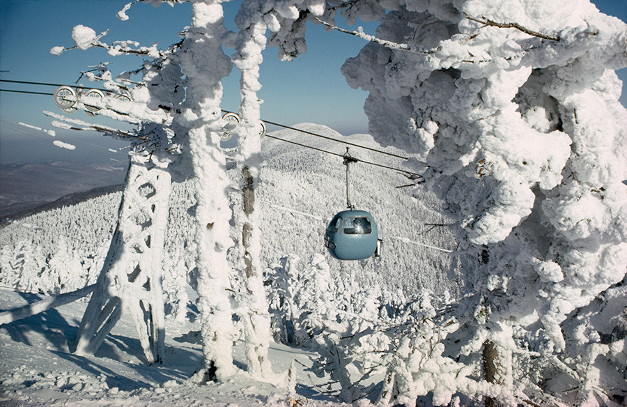 1967. Sífelvonó a Sugarbush Resortnál szállítja a síelőket a csúcsra Vermontban..jpg