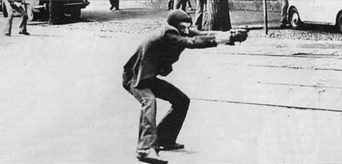 1977. Az olasz Ólom Évek ikonikus fotója. Giuseppe Memeo a rendőrökre lő. Az Ólom Évek Olaszország kaotikus időszaka volt a hetvenes-nyolcvanas években. Jellemzői a tüntetések, robbantások, emberrablások voltak..jpg