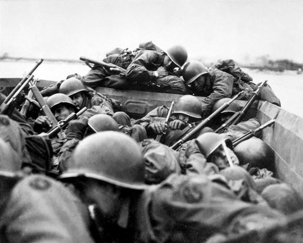 1945_u_s_89th_division_crossing_the_rhine_river_under_fire.jpg