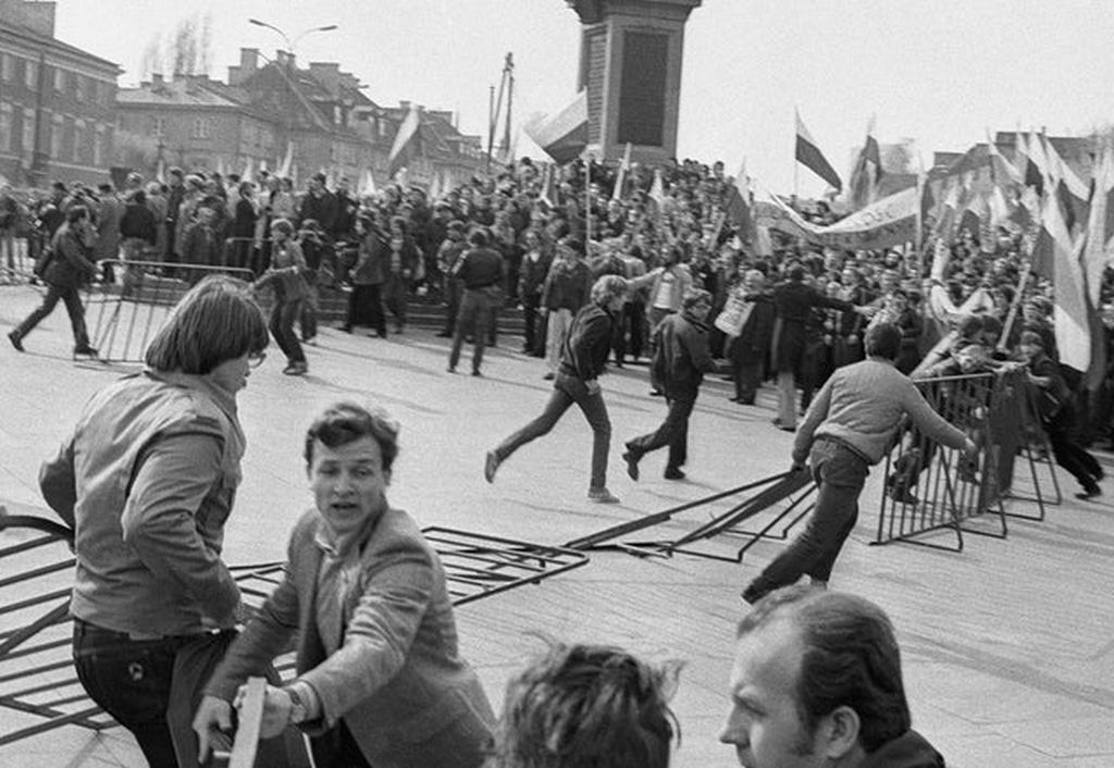 1982_majus_the_members_of_solidarno_during_the_martial_law_in_poland_protesting_in_warsaw.jpg