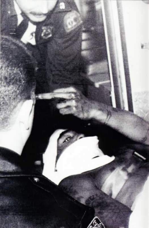 1994_2pac_showing_the_middle_finger_after_getting_shot_5times_on_november_30th_1994_in_nyc.jpg