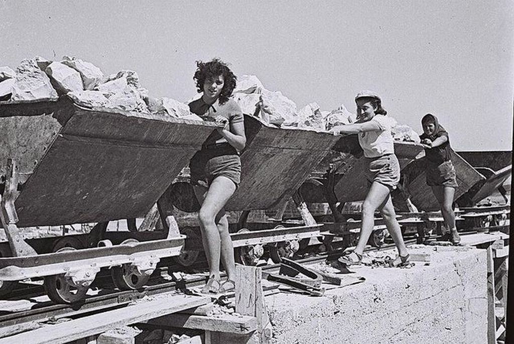 1941_members_of_kibbutz_ein_harod_working_in_the_kibbutz_stone_quarry.jpg