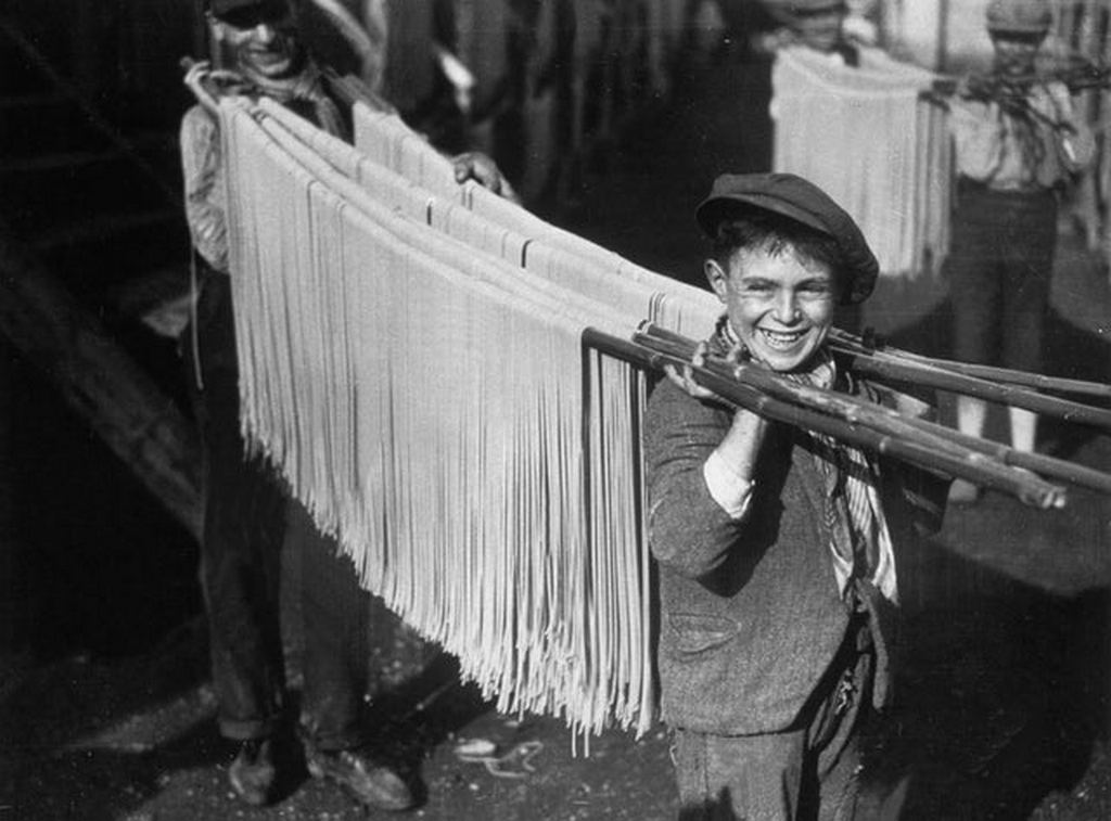 1929_the_history_of_pasta_production_in_italy_drying_the_pasta.jpg