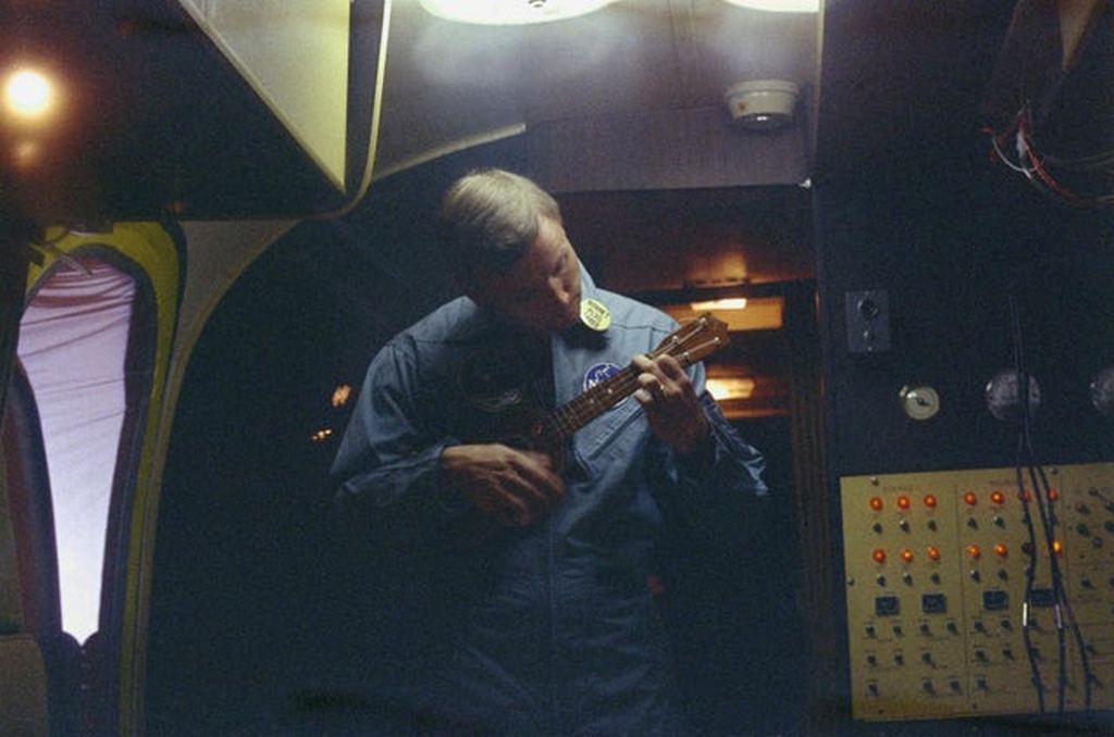 1969_neil_armstrong_in_quarantine_post-apollo_11_playing_his_ukelele.jpg