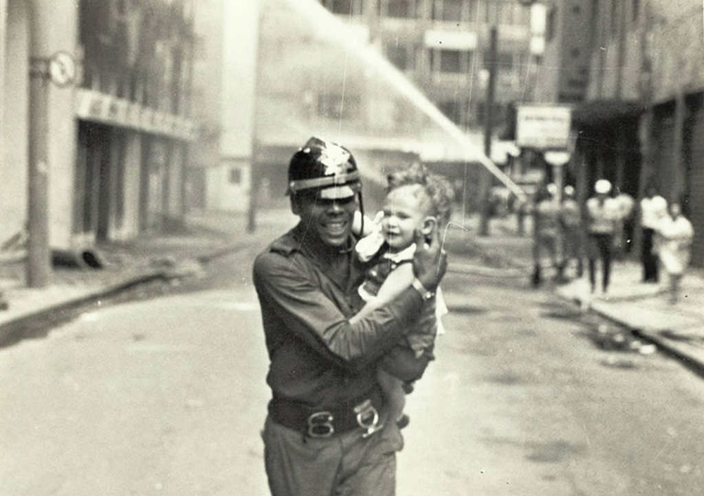 1972_fireman_geraldo_alves_de_andrade_saving_a_children_during_the_andraus_building_fire_s_o_paulo.png