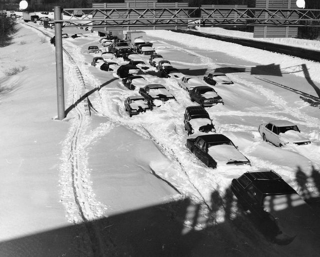 1978_vehicles_stranded_in_the_snow_in_the_southbound_lanes_of_state_route_128_needham_massachusetts_after_the_blizzard_of_1978.jpg