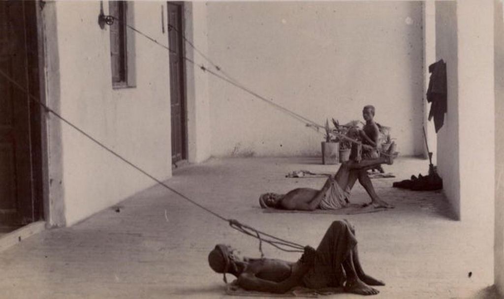 1901_punkah_wallahs_in_action_british_india_early_1900s_a_punkah-wallahs_were_manual_fan_operators_in_india_before_the_electric_fan_who_worked_ceiling_fan_with_a_pulley_system.jpg