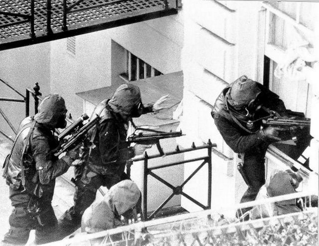 1980_majus_5_sas_soldiers_storm_the_iranian_embassy_in_london_during_the_siege.jpg