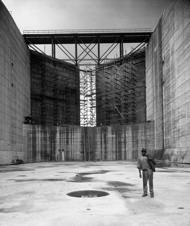 1912_panama_canal_construction_a_worker_stands_in_one_of_the_canal_locks.jpg