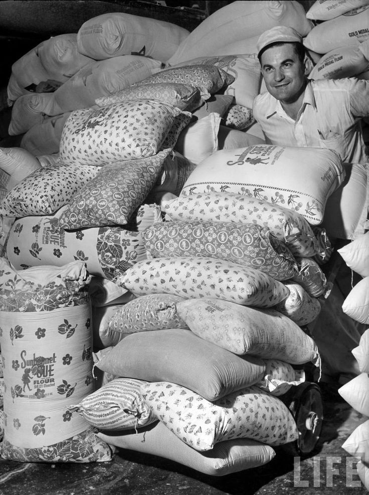 1930-as évek. A nagy gzdasági válság utáni recesszióban a szegények liszteszsák-ruhákat keztek hordani. Ekkor az egyik malomipari cég mintás zsákokat kezdett használni..jpg