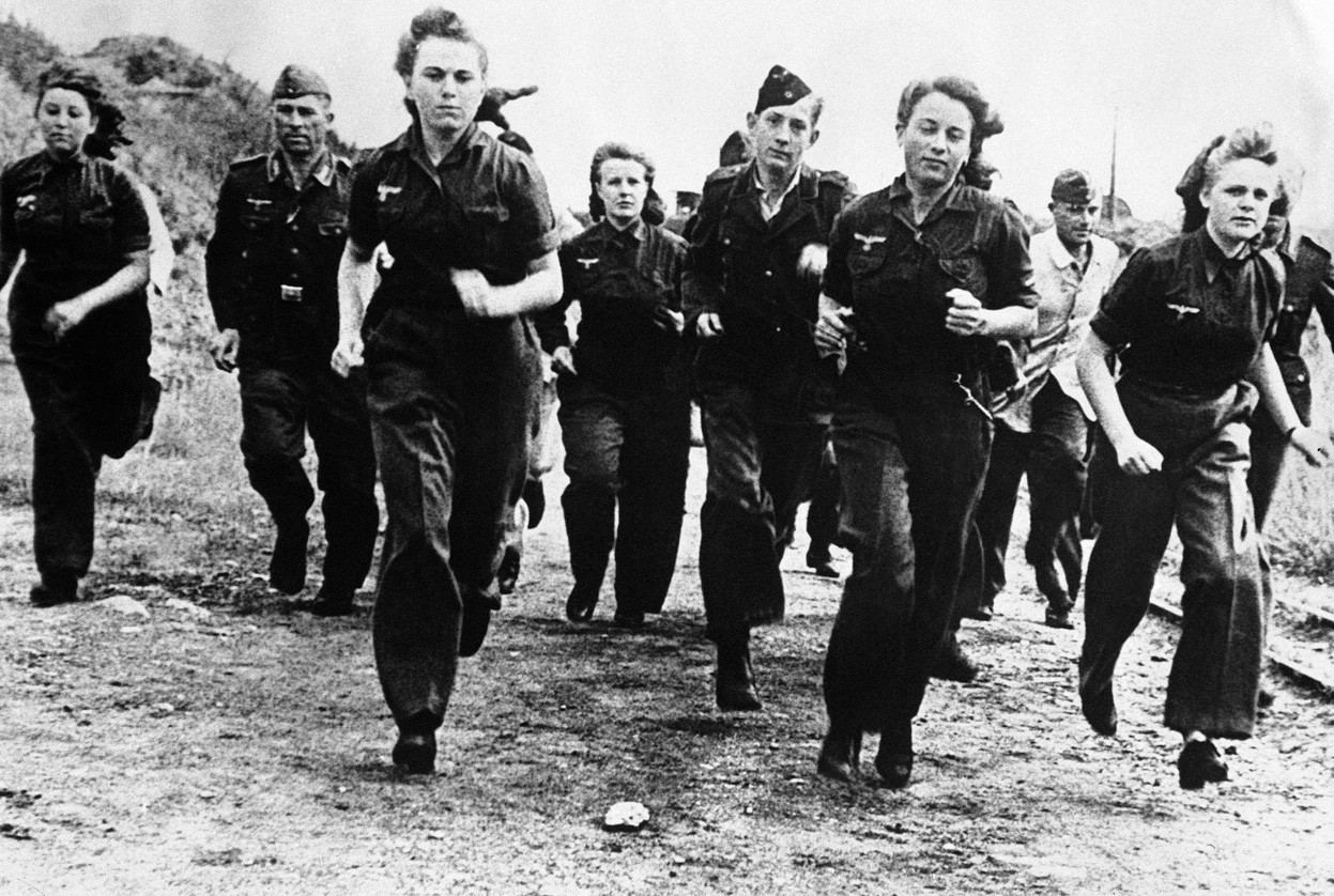 1944. Német nők tréningje a Luftwaffeban..jpg