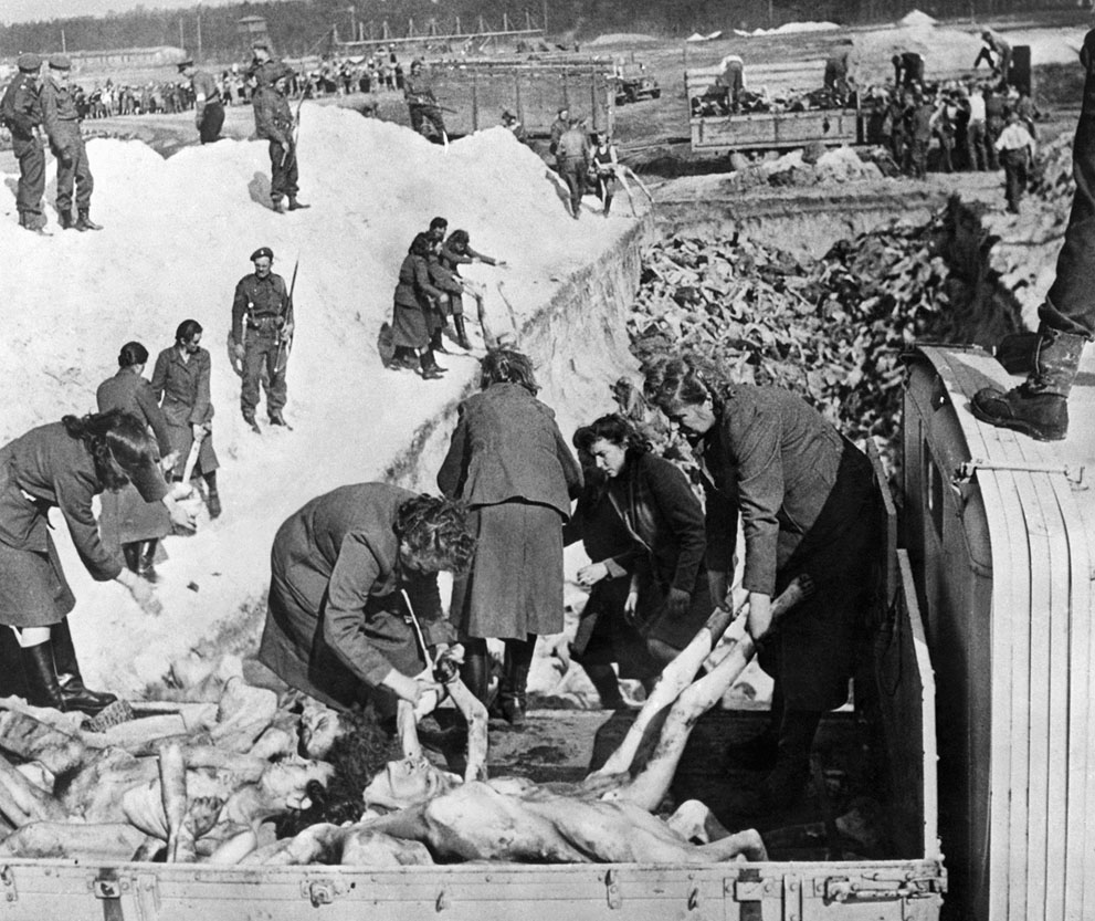 1945. április. A bergen-belseni koncenrciós tábor egykori női őrei amerikai katonák felügyelete mellett temetik el a tábor területén talált holttesteket..jpg