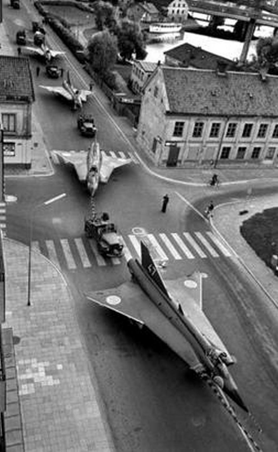 1966. Svédország. Néhány Saab Draken 29-es átszállítása Linköping belvárosán..jpg