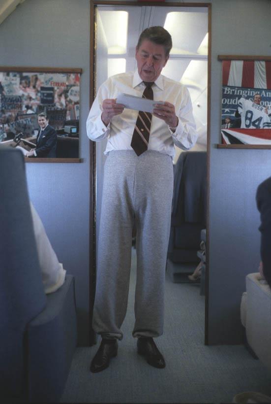 1985. Ronald Reagan az USA 40. elnöke melegítőnadrágban az elnöki különgépen..jpg