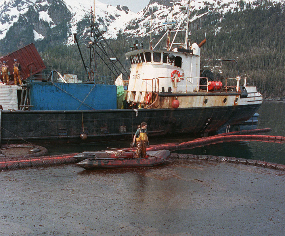 1989. Az Exxon Vldez olajtanker katasztrófája utáni olajmentesítő munkálatok Alaszka partjainál..jpg