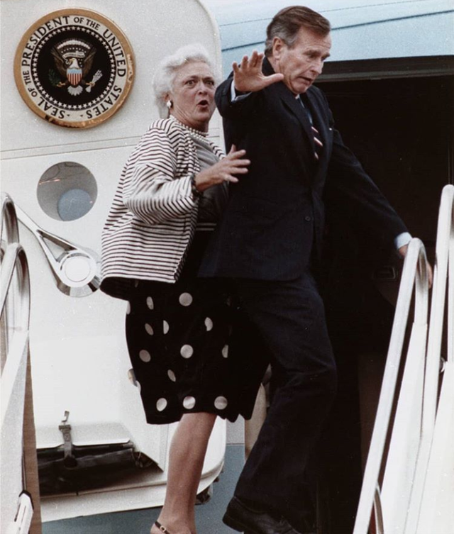 1989_president_bush_sr_reacts_after_stepping_on_the_the_toe_of_first_lady_barbra_bush_while_boarding_airforce_one_at_andrews_airforce_base_maryland.png