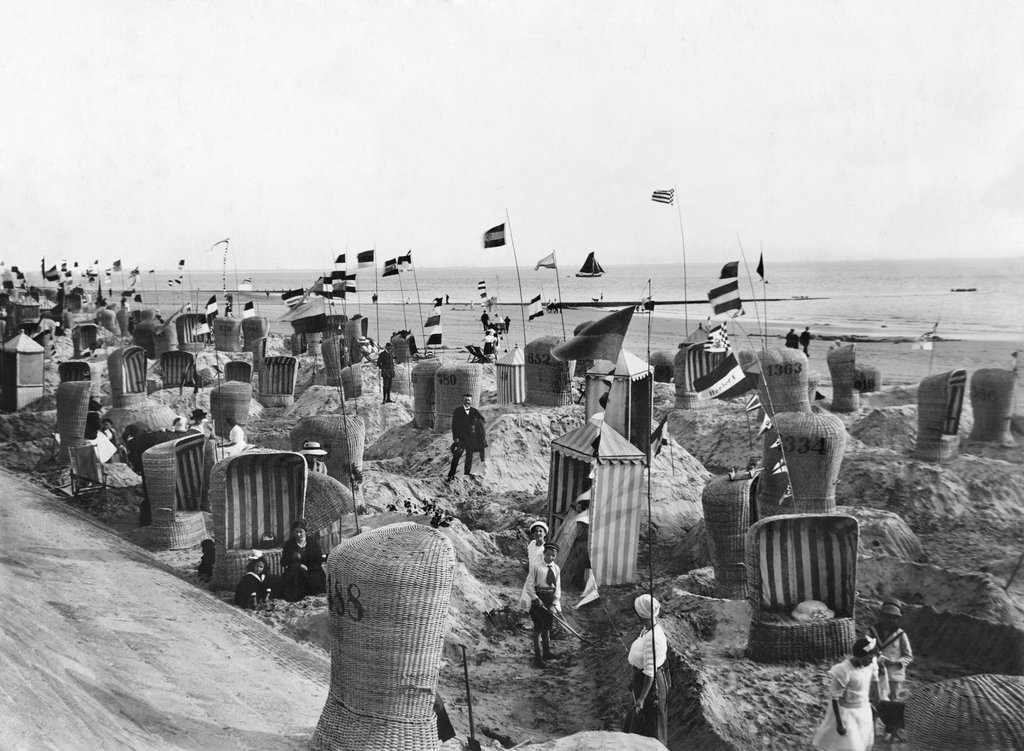 1920_wicker_chairs_at_baltic_sea_where_german_vacationers_are.jpg