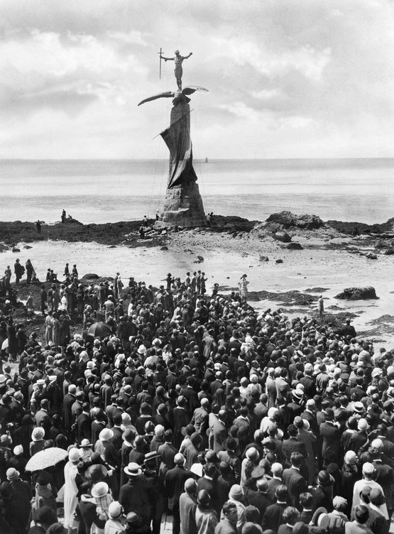 1926_a_statue_commemorating_the_landing_of_united_states_troops_to_fight_the_first_world_war_was_unveiled_before_a_crowd_on_the_beach_of_st_nazaire_france.jpg