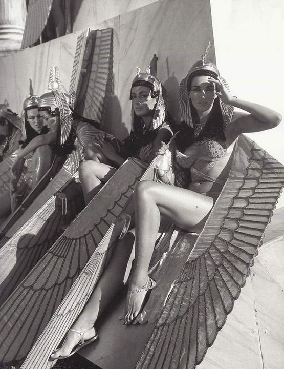 1963_extras_relaxing_on_the_set_of_cleopatra.jpg