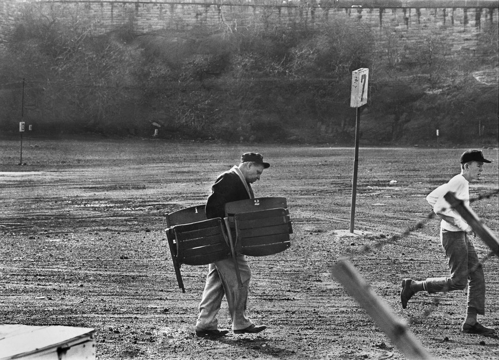 1964_egy_szurkolo_viszi_haza_a_new_york_giants_egykori_elso_stadionjanak_a_polo_grounds-nak_bontasakor_kidobasra_itelt_szekeket.jpg